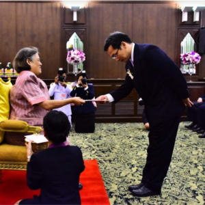 สมเด็จพระเทพรัตนราชสุดาฯ สยามบรมราชกุมารี พระราชทานของที่ระลึกแก่ผู้มีอุปการคุณสนับสนุนการดำเนินโครงการ จุฬาฯ-ชนบท ปีการศึกษา 2558